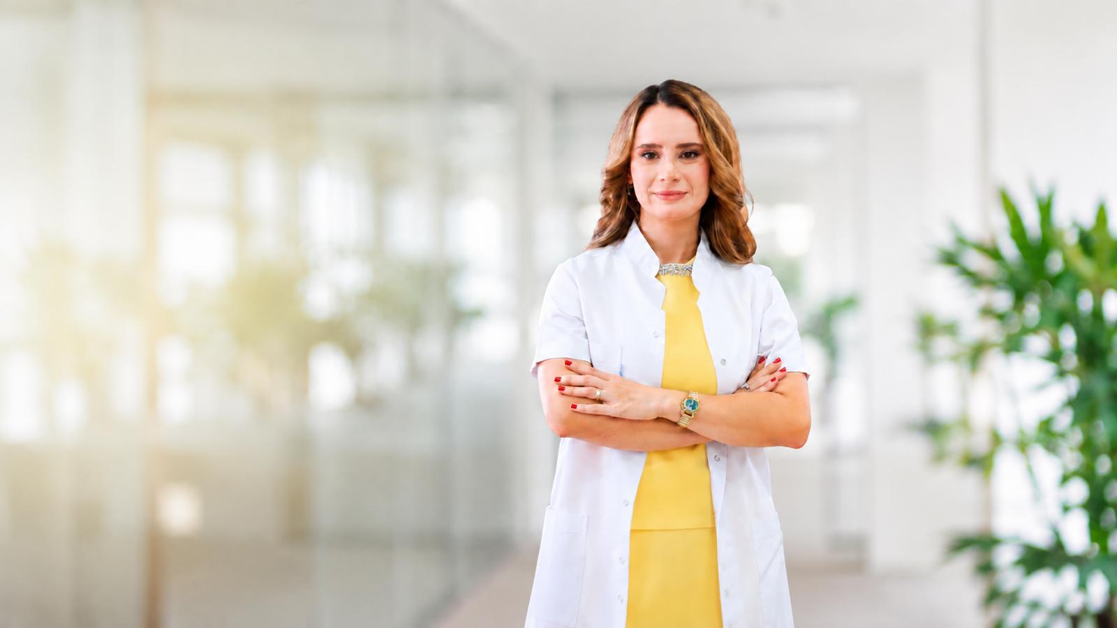 Op. Dr. Simge Sezer muayenehanede hasta ile